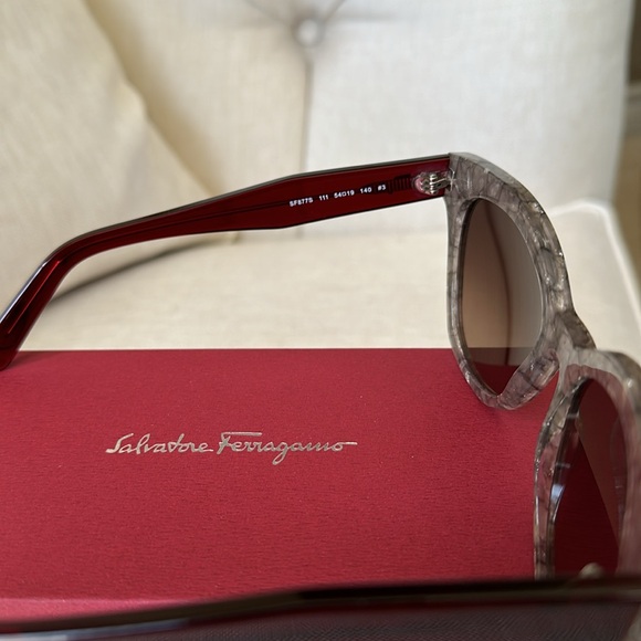Ferragamo Cat Eye sunglasses NWT, case, box 🎁 - Picture 5 of 13